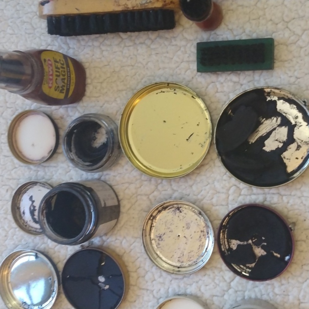 Vintage Cedar Griffin Shoe Shine Kit - 13 Pieces - Picture 6 of 16